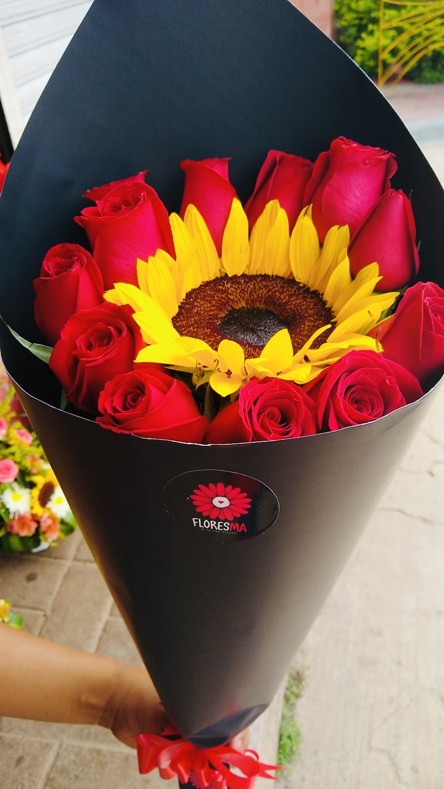 Ramo 12 Rosas + 1 Girasol – Floresma