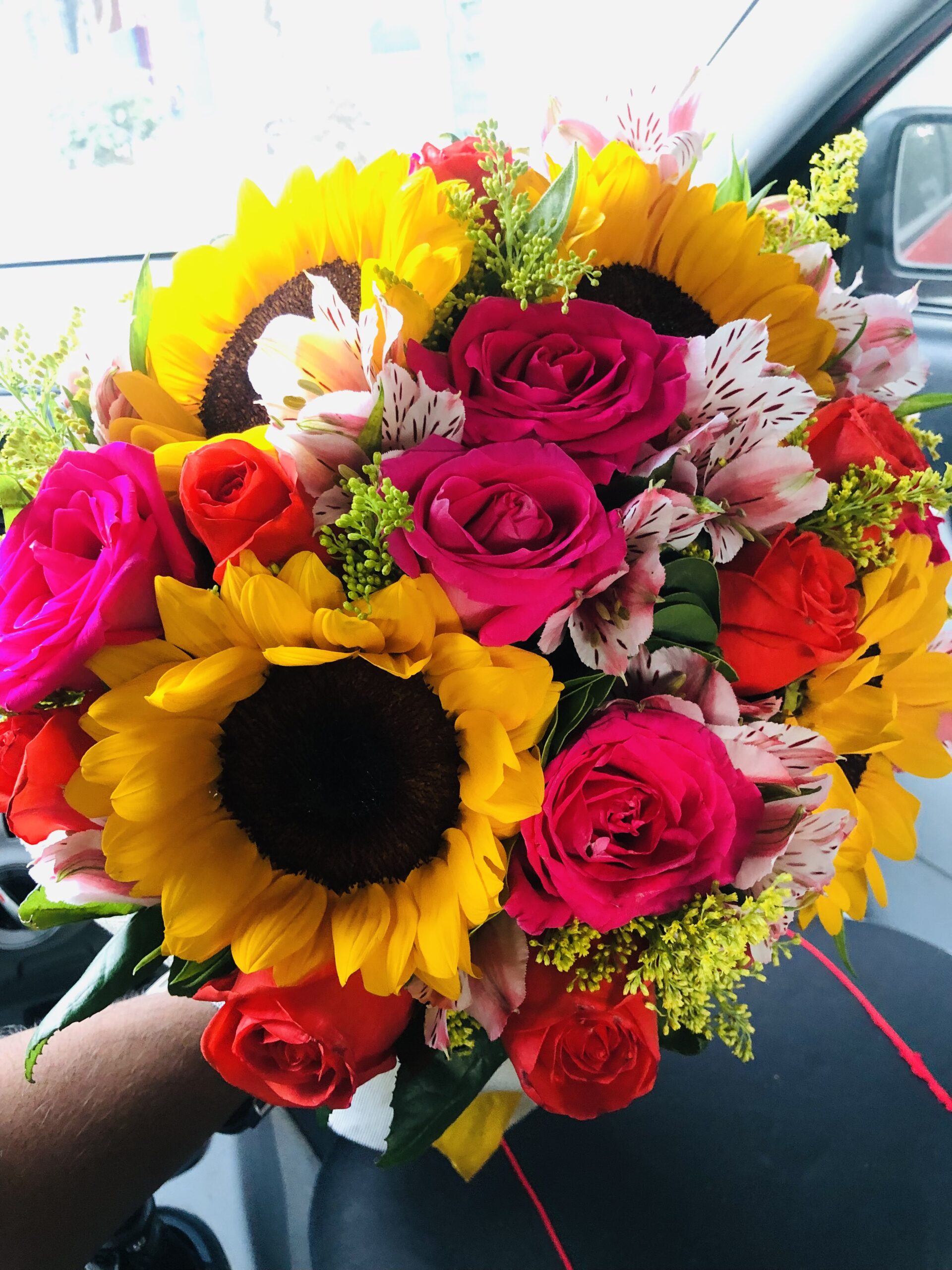 Ramo 4 girasoles y 12 rosas de colores – Floresma
